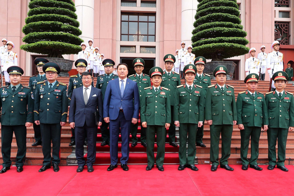 Bộ trưởng Bộ Quốc phòng Phan Văn Giang và Bộ trưởng Quốc phòng Mông Cổ Saikhanbayar Gursed với quan chức Quốc phòng hai nước. (Ảnh: Trọng Đức/TTXVN)