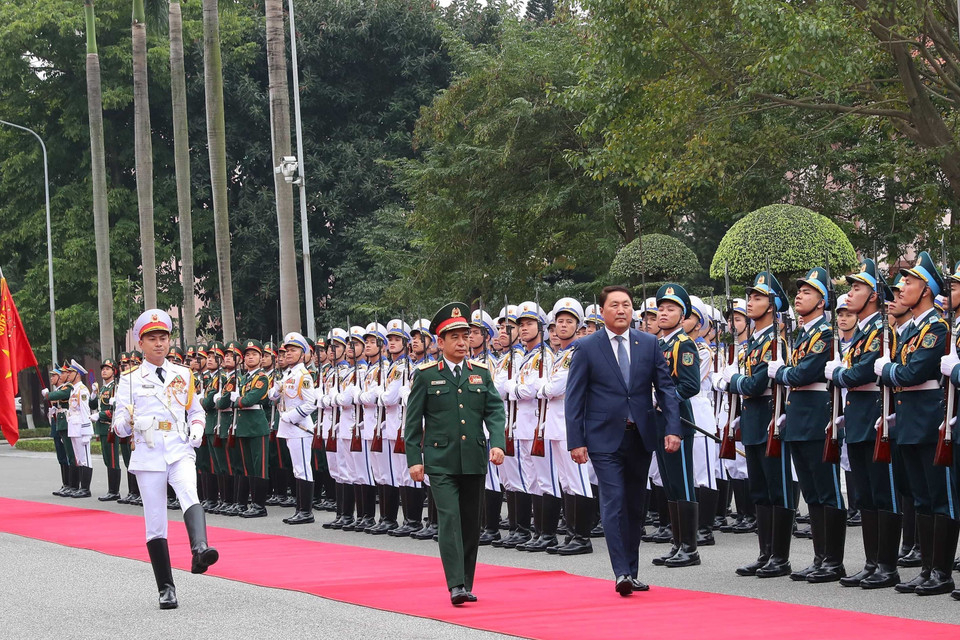 Bộ trưởng Bộ Quốc phòng Phan Văn Giang và Bộ trưởng Quốc phòng Mông Cổ Saikhanbayar Gursed duyệt Đội Danh dự Quân đội nhân dân Việt Nam tại lễ đón. (Ảnh: Trọng Đức/TTXVN)