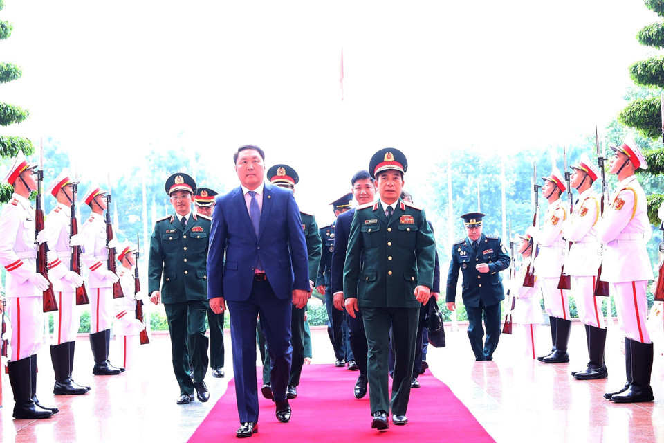 Bộ trưởng Bộ Quốc phòng Phan Văn Giang Bộ trưởng Quốc phòng Mông Cổ Saikhanbayar Gursed vào phòng hội đàm. (Ảnh: Trọng Đức/TTXVN)