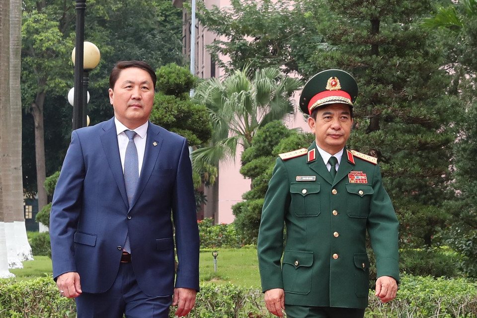 Bộ trưởng Bộ Quốc phòng Phan Văn Giang và Bộ trưởng Quốc phòng Mông Cổ Saikhanbayar Gursed tại lễ đón. (Ảnh: Trọng Đức/TTXVN)