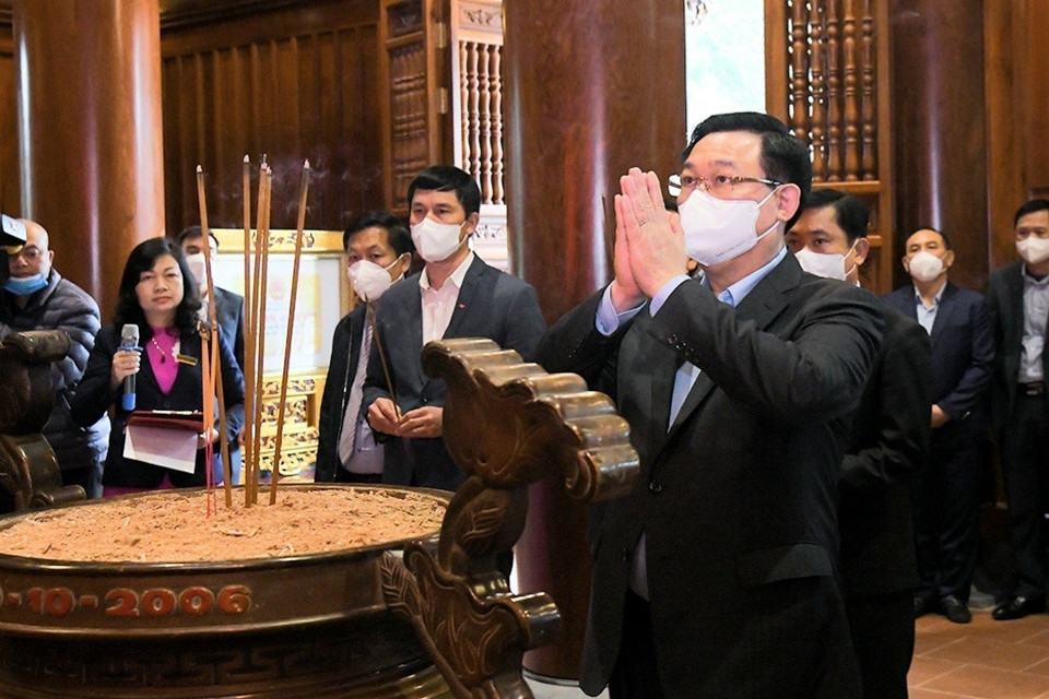 Chủ tịch Quốc hội Vương Đình Huệ dâng hương tại lễ dâng hương. (Ảnh: TTXVN)