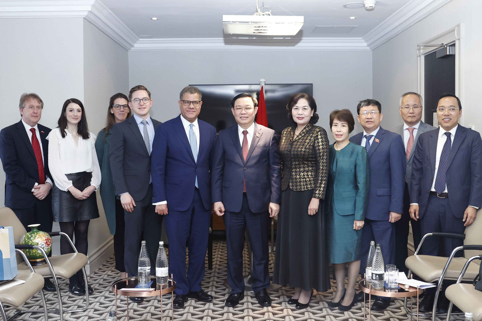 Chủ tịch Quốc hội Vương Đình Huệ chụp ảnh chung Chủ tịch Hội nghị Liên hợp quốc về Biến đổi khí hậu lần thứ 26 Alok Sharma, Alok Sharma và các đại biểu. (Ảnh: Doãn Tấn/TTXVN)