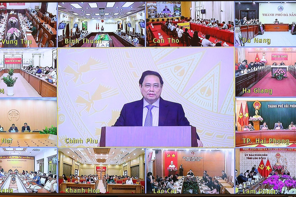 Thủ tướng Phạm Minh Chính chủ trì hội nghị trực tuyến tại trụ sở Chính phủ. (Ảnh: Dương Giang/TTXVN)