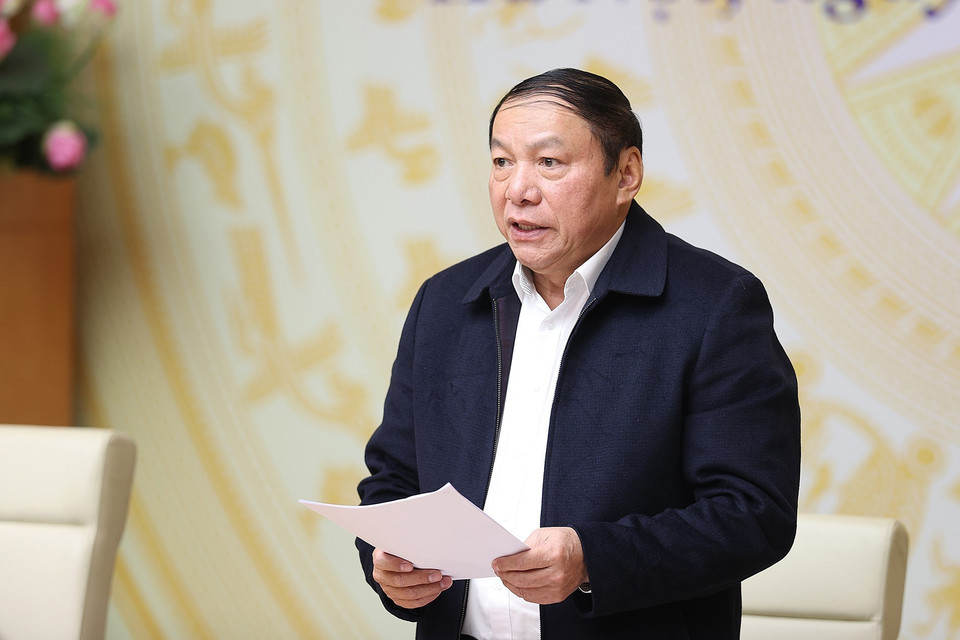 Bộ trưởng Bộ Văn hóa, Thể thao và Du lịch Nguyễn Văn Hùng báo cáo tình hình thu hút du lịch quốc tế đến Việt Nam. (Ảnh: Dương Giang/TTXVN)