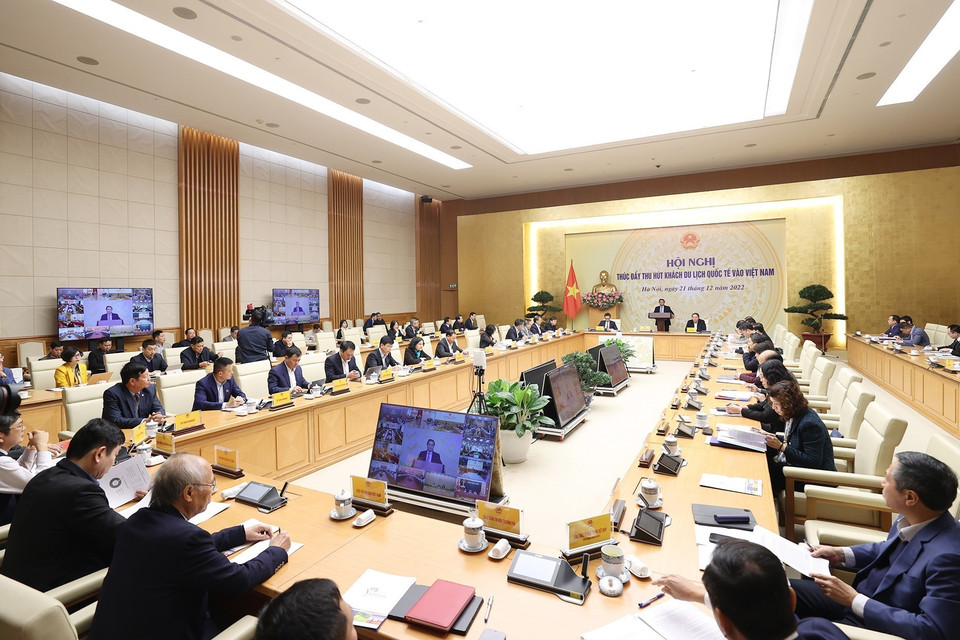  Sáng 21/12, tại Hà Nội, Thủ tướng Phạm Minh Chính chủ trì Hội nghị thúc đẩy thu hút khách du lịch quốc tế vào Việt Nam. (Ảnh: Dương Giang/TTXVN)