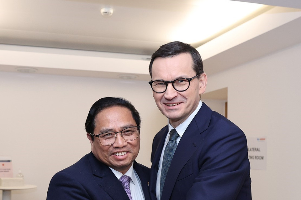 Thủ tướng Phạm Minh Chính gặp Thủ tướng Ba Lan Mateusz Jakub Morawiecki. (Ảnh: Dương Giang/TTXVN)