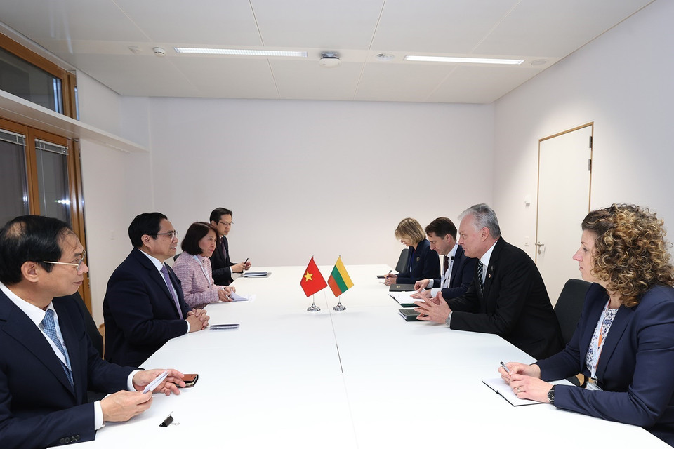 Thủ tướng Phạm Minh Chính gặp Tổng thống Litva Gitanas Nausėda. (Ảnh: Dương Giang/TTXVN)