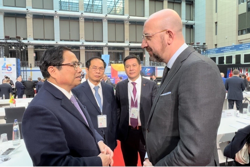 Thủ tướng Phạm Minh Chính gặp Chủ tịch Hội đồng châu Âu Charles Michel. (Ảnh: Dương Giang/TTXVN)