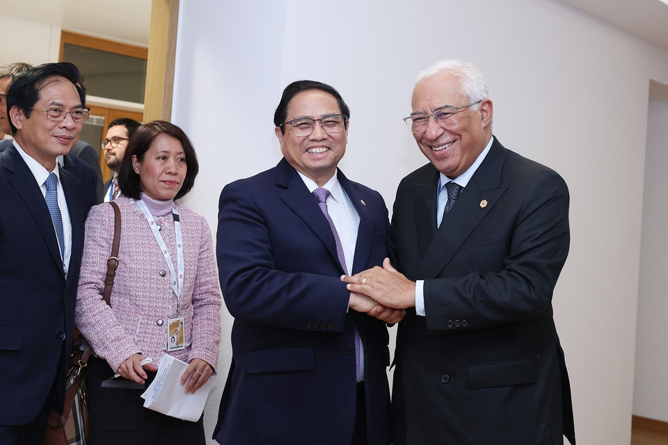 Thủ tướng Phạm Minh Chính gặp Thủ tướng Bồ Đào Nha António Luís Santos da Costa. (Ảnh: Dương Giang/TTXVN)