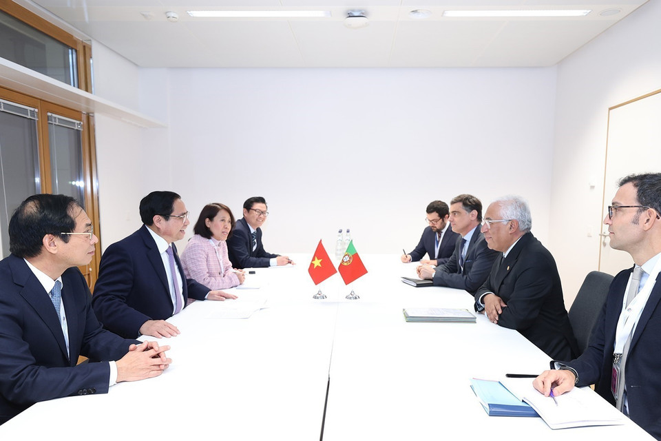 Thủ tướng Phạm Minh Chính gặp Thủ tướng Bồ Đào Nha António Luís Santos da Costa. (Ảnh: Dương Giang/TTXVN)