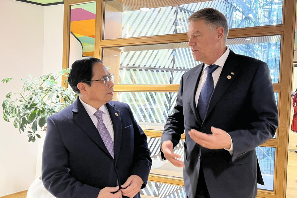 Thủ tướng Phạm Minh Chính gặp Tổng thống Romania Klaus Iohannis. (Ảnh: Dương Giang/TTXVN)