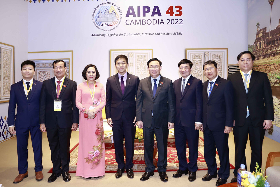 Chủ tịch Quốc hội Vương Đình Huệ và Chủ tịch Quốc hội Singapore Tan Chuan-Jin với các đại biểu. (Ảnh: Doãn Tấn/TTXVN)