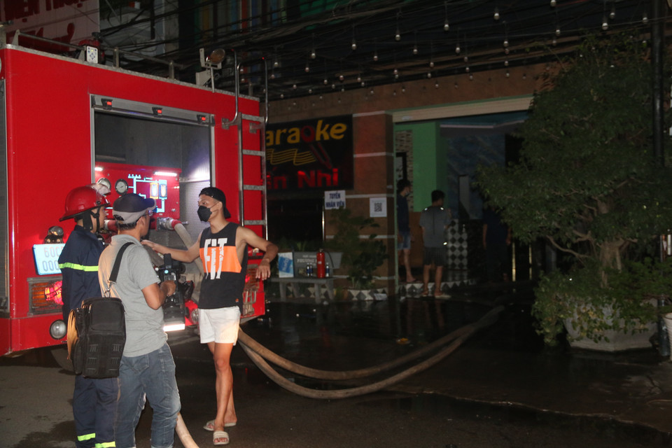 Lực lượng phòng cháy chữa cháy tại quán karaoke Yến Nhi. (Ảnh: Công Phong/TTXVN)
