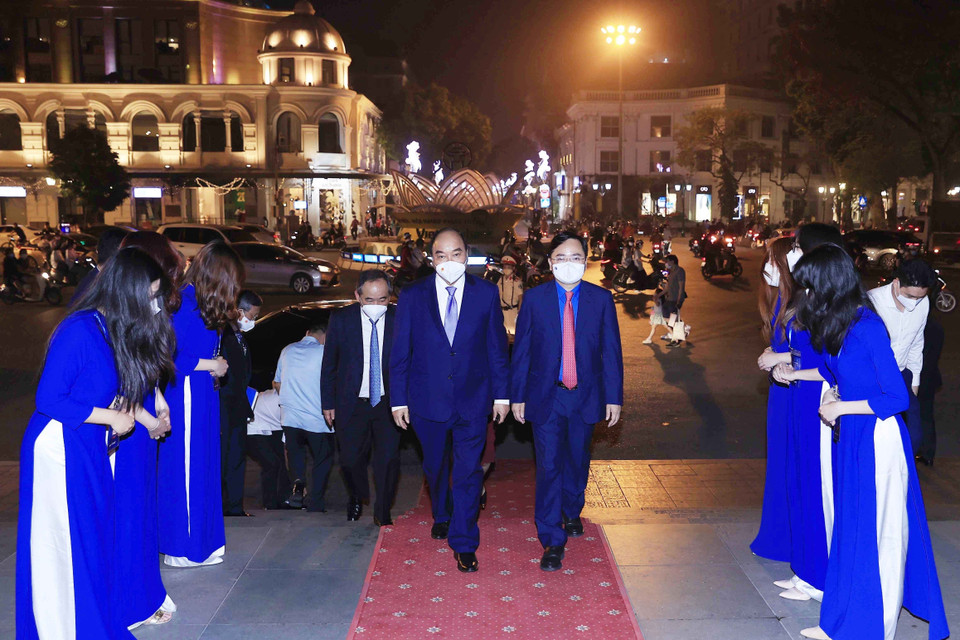 Tối 26/3/2022, tại Hà Nội, Chủ tịch nước Nguyễn Xuân Phúc đến dự Lễ tuyên dương Gương mặt trẻ Việt Nam tiêu biểu năm 2021, nhân kỷ niệm 91 năm Ngày thành lập Đoàn Thanh niên Cộng sản Hồ Chí Minh (26/3/1931-26/3/2022). (Ảnh: Thống Nhất/TTXVN)