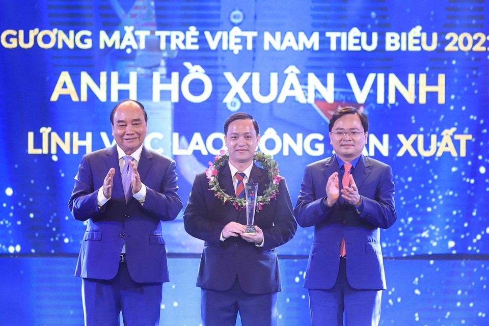 Chủ tịch nước Nguyễn Xuân Phúc và Bí thư thứ nhất Trung ương Đoàn Nguyễn Anh Tuấn trao biểu trưng tuyên dương các Gương mặt trẻ Việt Nam tiêu biểu năm 2021. (Ảnh: Thống Nhất/TTXVN)