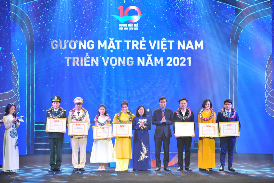 Bí thư Trung ương Đảng, Trưởng ban Dân vận Trung ương Bùi Thị Minh Hoài và Ủy viên dự khuyết Trung ương Đảng, Bí thư thường trực Trung ương Đoàn Bùi Quang Huy trao giải thưởng tuyên dương các Gương mặt trẻ Việt Nam triển vọng năm 2021. (Ảnh: Minh Đức/TTXVN)