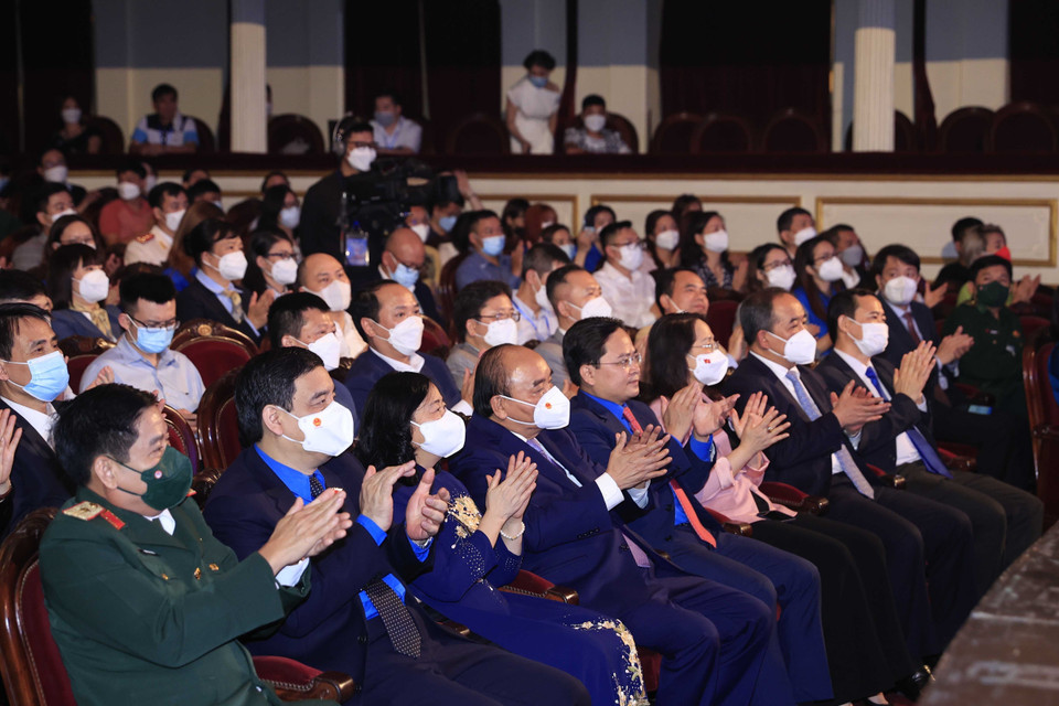 Chủ tịch nước Nguyễn Xuân Phúc và các đại biểu dự Lễ tuyên dương Gương mặt trẻ Việt Nam tiêu biểu năm 2021. (Ảnh: Thống Nhất/TTXVN)