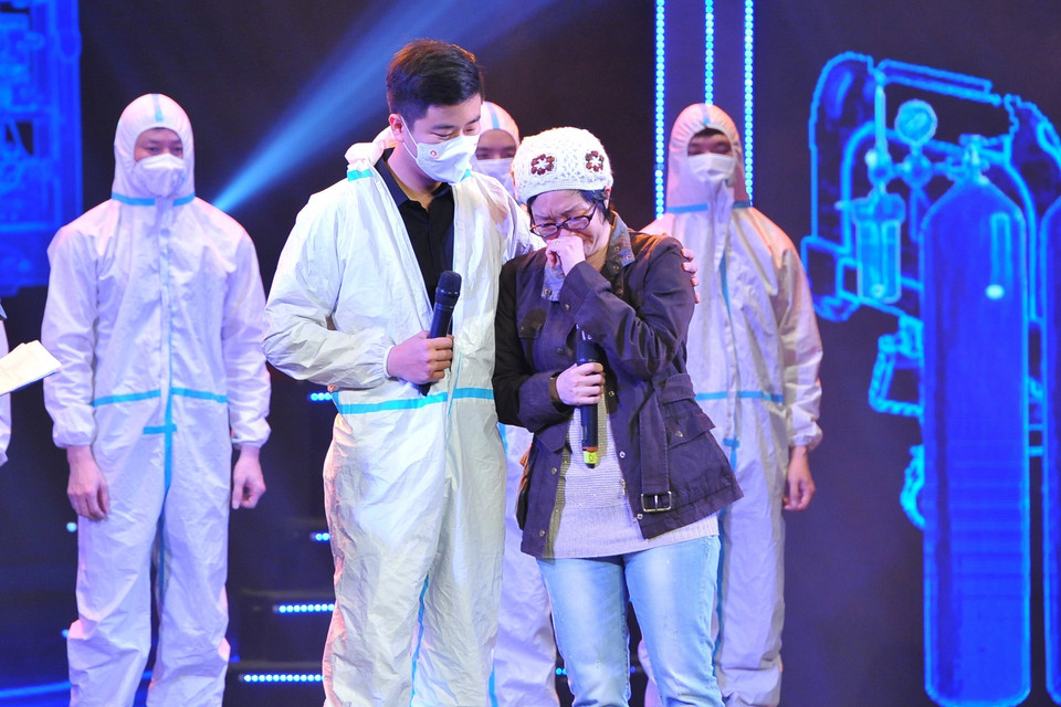 Giao lưu với bác sĩ Đỗ Doãn Bách - gương mặt trẻ Việt Nam tiêu biểu năm 2021 lĩnh vực hoạt động xã hội. (Ảnh: Minh Đức/TTXVN)