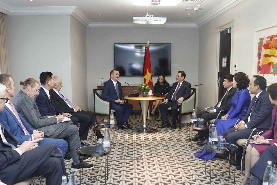 Trong khuôn khổ chương trình thăm chính thức Vương quốc Anh, sáng 30/6/2022 (theo giờ địa phương), tại Thủ đô London, Chủ tịch Quốc hội Vương Đình tiếp ông Kenneth Atkinson, Chủ tịch Britcham cùng đại diện một số tập đoàn, quỹ đầu tư của Anh đang đầu tư, kinh doanh tại Việt Nam. (Ảnh: Doãn Tấn/TTXVN)