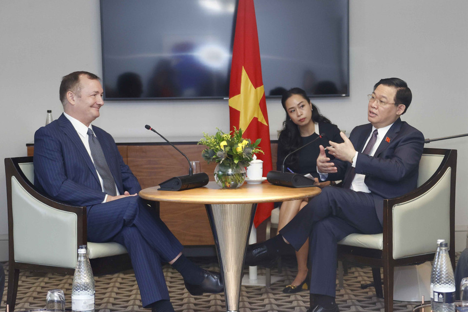 Chủ tịch Quốc hội Vương Đình Huệ tiếp ông Kenneth Atkinson, Chủ tịch Britcham cùng đại diện một số tập đoàn, quỹ đầu tư của Anh đang đầu tư, kinh doanh tại Việt Nam. (Ảnh: Doãn Tấn/TTXVN)