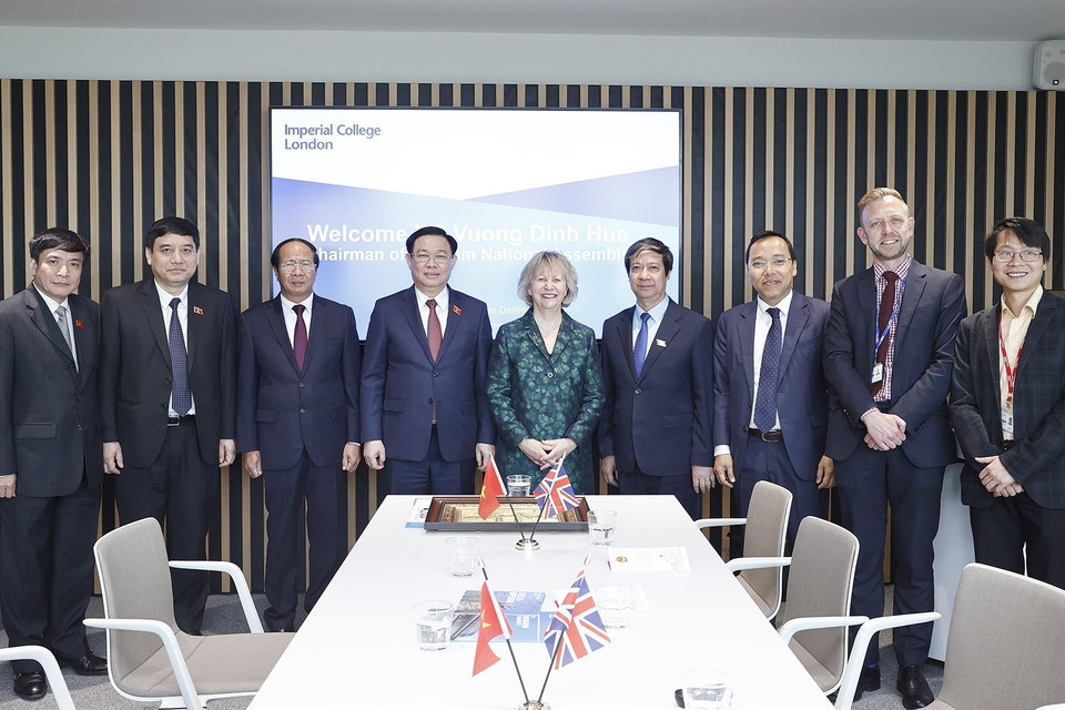 Chủ tịch Quốc hội Vương Đình Huệ với Giáo sư Maggie Dallman và các đại biểu. (Ảnh: Doãn Tấn/TTXVN)