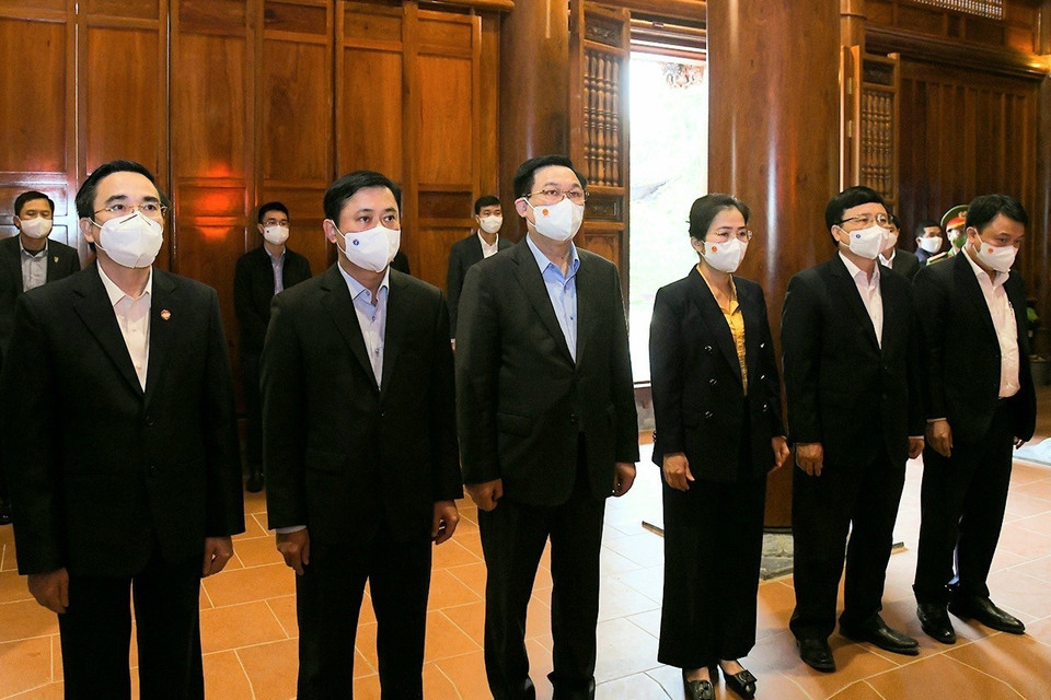 Quang cảnh lễ dâng hương. (Ảnh: TTXVN)