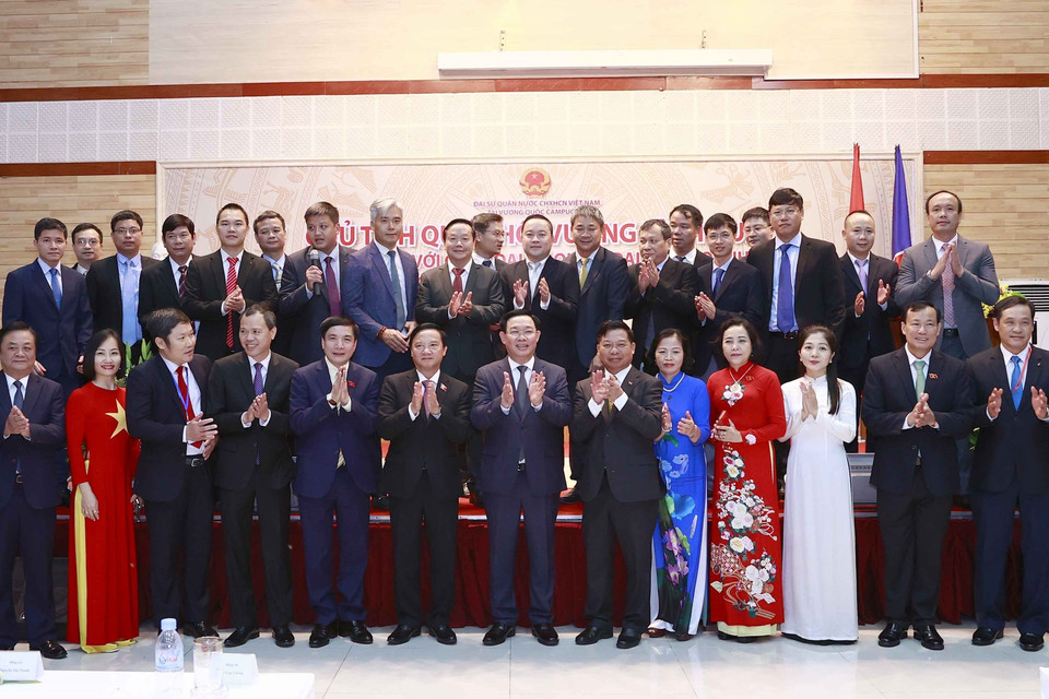 Chủ tịch Quốc hội Vương Đình Huệ với đại biểu. (Ảnh: Doãn Tấn/TTXVN)