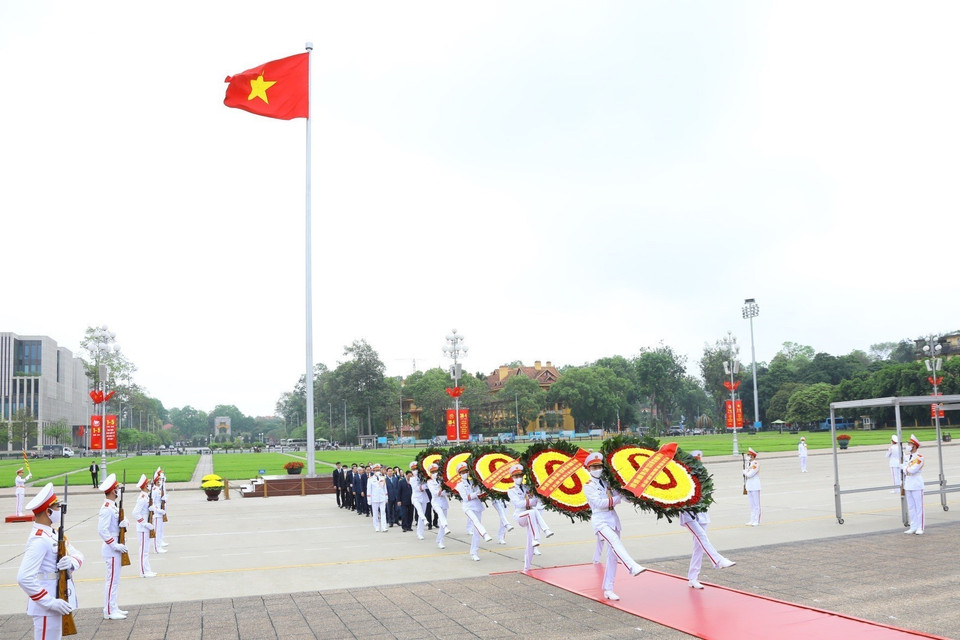 Lãnh đạo Đảng, Nhà nước đặt vòng hoa và vào Lăng viếng Chủ tịch Hồ Chí Minh nhân kỷ niệm 47 năm Ngày Giải phóng miền Nam, thống nhất đất nước (30/4/1975-30/4/2022) và 136 năm Ngày Quốc tế Lao động 1/5 (1/5/1886-1/5/2022). (Ảnh: Văn Điệp/TTXVN)