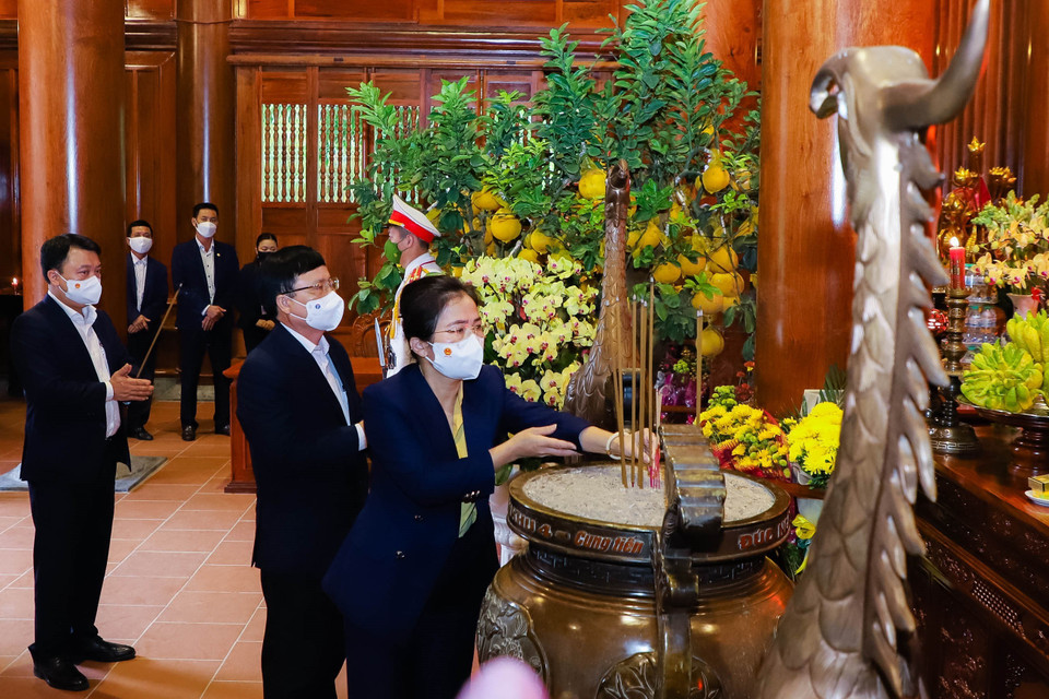 Lãnh đạo tỉnh Nghệ An dâng hương tưởng niệm Chủ tịch Hồ Chí Minh tại Nhà tưởng niệm Hồ Chí Minh (Khu di tích Quốc gia đặc biệt Kim Liên). (Ảnh: TTXVN phát)