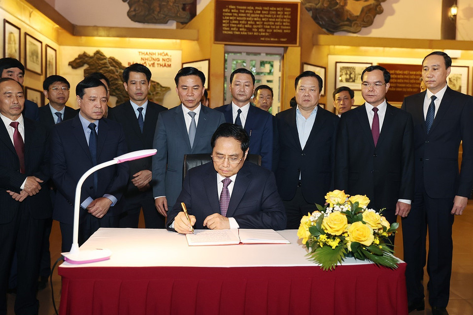 Thủ tướng Phạm Minh Chính viết cảm tưởng tại Khu Tưởng niệm Chủ tịch Hồ Chí Minh tại thành phố Thanh Hóa. (Ảnh: Dương Giang/TTXVN)