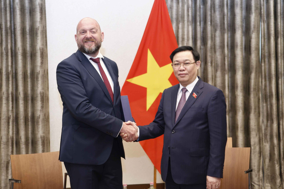 Chủ tịch Quốc hội Vương Đình Huệ tiếp ông Tibor Novák, Giám đốc Công ty Gedeon Richter. (Ảnh: Doãn Tấn/TTXVN)