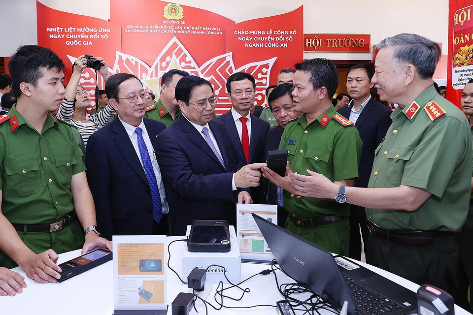 Thủ tướng Phạm Minh Chính đến dự Hội nghị Chuyển đổi số lần thứ nhất và công bố Ngày Chuyển đổi số ngành công an. (Ảnh: Dương Giang/TTXVN)