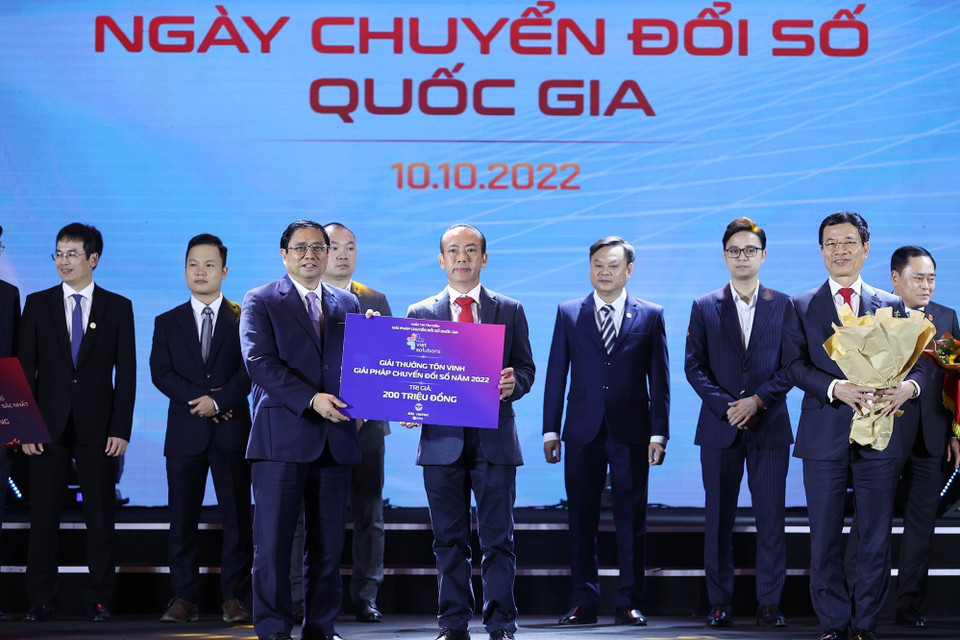 Thủ tướng Phạm Minh Chính trao giải Cuộc thi Tìm kiếm giải pháp Chuyển đổi số quốc gia cho đại diện bộ, ngành, địa phương, doanh nghiệp và cộng đồng. (Ảnh: Dương Giang/TTXVN)