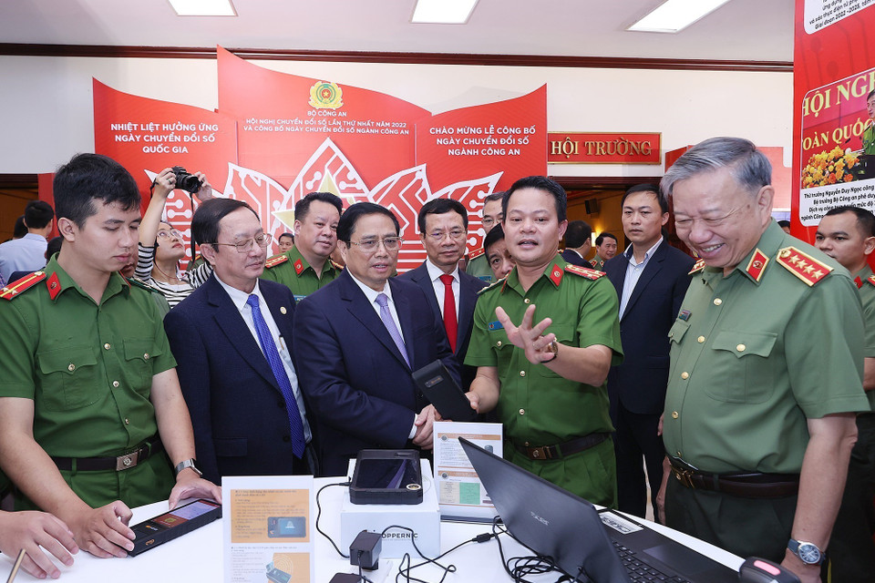 Thủ tướng Phạm Minh Chính tham quan trưng bày thiết bị và ứng dụng công nghệ số. (Ảnh: Dương Giang/TTXVN)