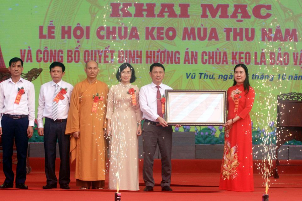 Trao Quyết định của Thủ tướng Chính phủ công nhận Hương án chùa Keo là bảo vật Quốc gia. (Ảnh: Thế Duyệt/TTXVN)
