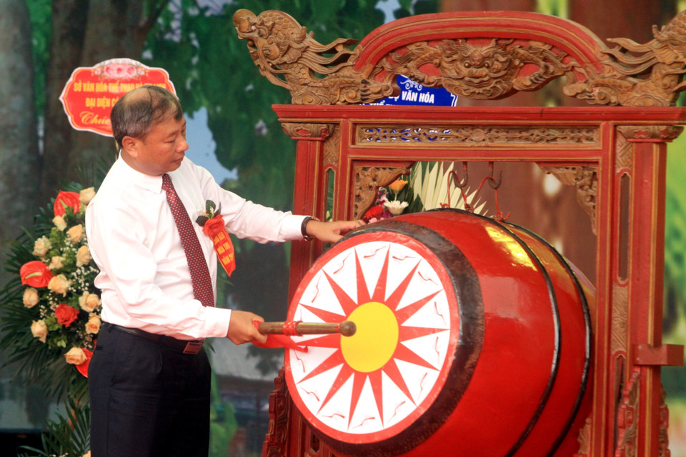 Bí thư Huyện ủy Vũ Thư Nguyễn Quang Anh đánh trống khai hội chùa Keo mùa thu năm 2022. (Ảnh: Thế Duyệt/TTXVN)