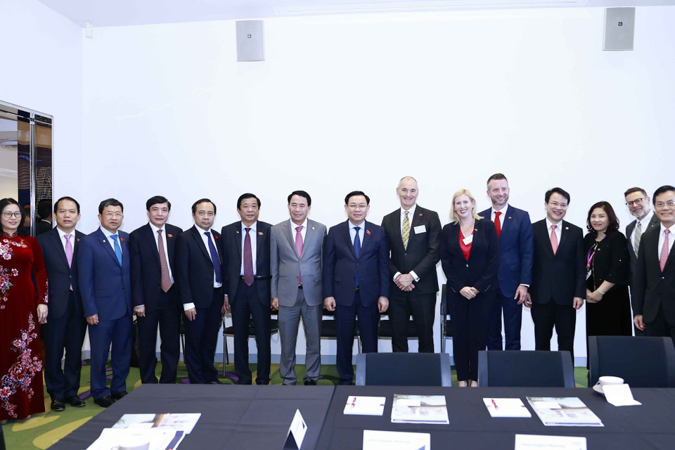 Chủ tịch Quốc hội Vương Đình Huệ với đại biểu. (Ảnh: Doãn Tấn/TTXVN)