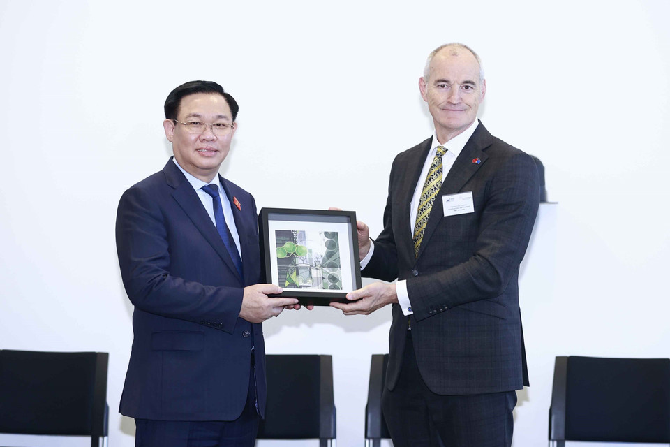 Chủ tịch Quốc hội Vương Đình Huệ trao quà lưu niệm tặng Giáo sư Alec Cameron, Phó Chủ tịch Hội đồng trường, Giám đốc Đại học RMIT. (Ảnh: Doãn Tấn/TTXVN)