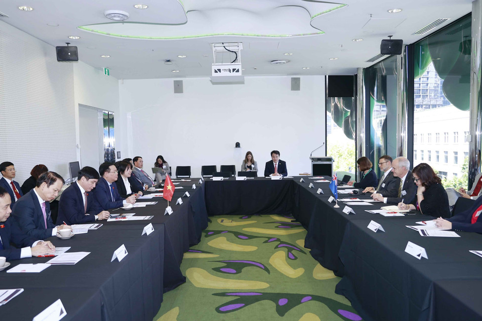 Trong chương trình thăm chính thức Australia, chiều 2/12, tại thành phố Melbourne, Chủ tịch Quốc hội Vương Đình Huệ tiếp Giáo sư Alec Cameron, Phó Chủ tịch Hội đồng trường, Giám đốc Đại học RMIT. Trong ảnh: Quang cảnh buổi tiếp. (Ảnh: Doãn Tấn/TTXVN)