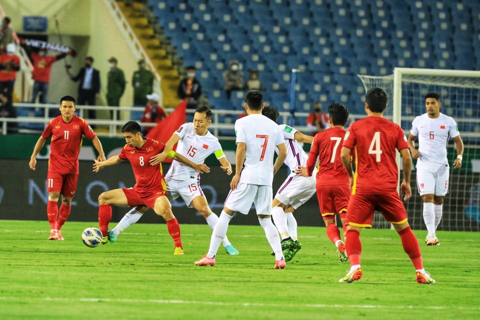 Đội trưởng Hùng Dũng (8) tả xung hữu đột trước sự đeo bám quyết liệt của hậu vệ đội tuyển Trung Quốc. (Ảnh: Tuấn Anh/TTXVN)