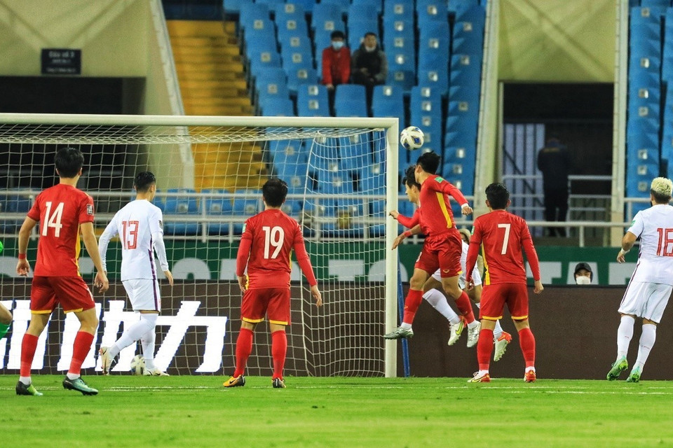 Nhận đường chuyền chuẩn xác của Hùng Dũng ở phút thứ 9, Hồ Tấn Tài (13) bật cao đánh đầu vào góc cao, ghi bàn thắng mở tỷ số cho đội tuyển Việt Nam. (Ảnh: Tuấn Anh/TTXVN)