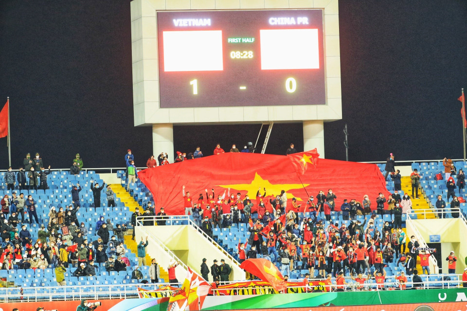 Các cổ động viên Việt Nam vui mừng khi đội nhà ghi bàn mở tỷ số ở phút thứ 9. (Ảnh: Tuấn Anh/TTXVN)