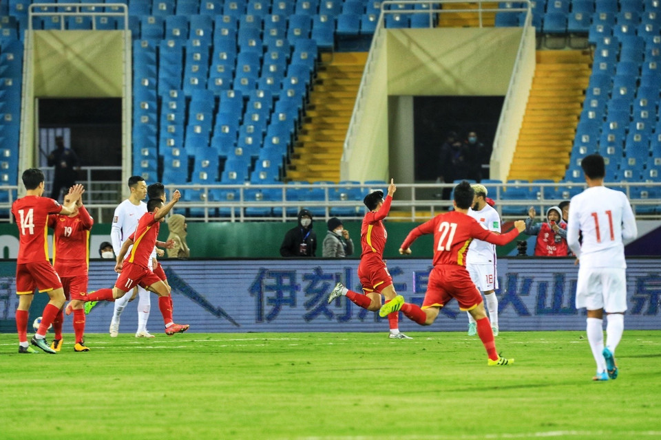 Các cầu thủ đội tuyển Việt Nam ăn mừng sau bàn thắng mở tỷ số của Hồ Tấn Tài (13) ở phút thứ 9. (Ảnh: Tuấn Anh/TTXVN)