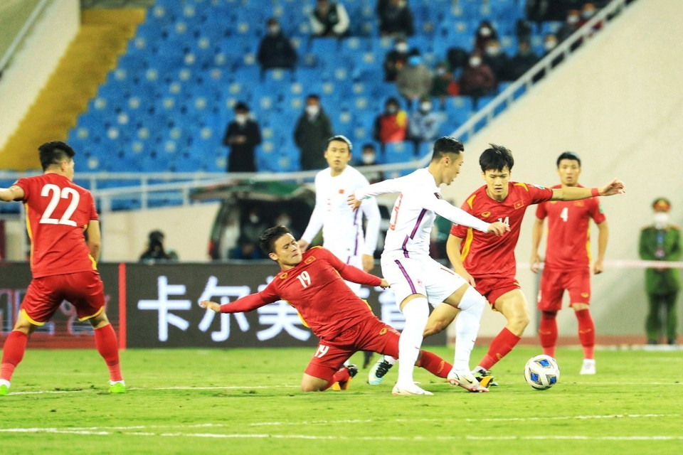 Quang Hải và Hoàng Đức áp sát, ngăn cản pha đi bóng của cầu thủ đội tuyển Trung Quốc. (Ảnh: Tuấn Anh/TTXVN)