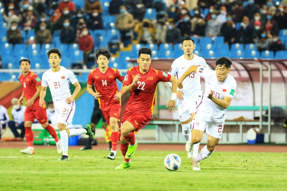 Tiến Linh (22) đua tốc độ cùng cầu thủ Trung Quốc trong một pha triển khai tấn công. (Ảnh: Tuấn Anh/TTXVN)