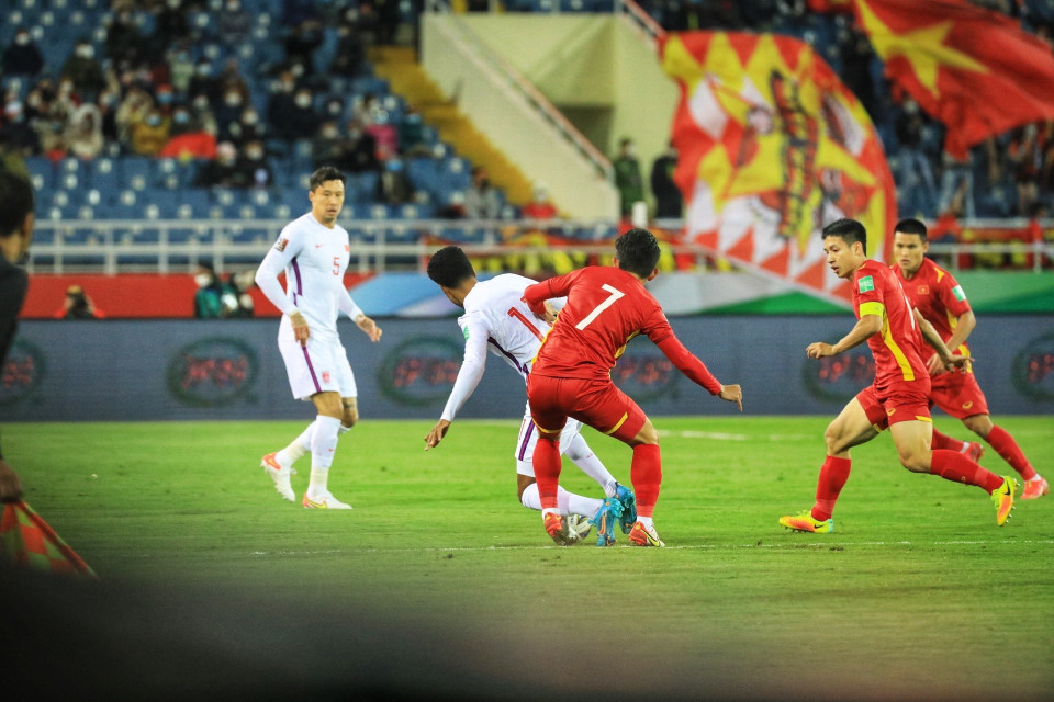 Nguyễn Phong Hồng Duy (7) cố gắng ngăn cản pha đi bóng của cầu thủ đội Trung Quốc. (Ảnh: Tuấn Anh/TTXVN)