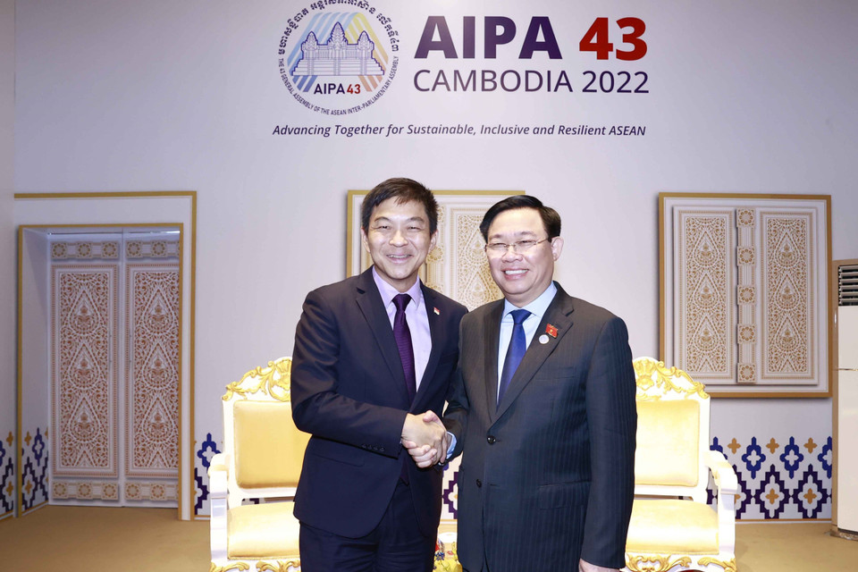 Chủ tịch Quốc hội Vương Đình Huệ gặp Chủ tịch Quốc hội Singapore Tan Chuan-Jin. (Ảnh: Doãn Tấn/TTXVN)