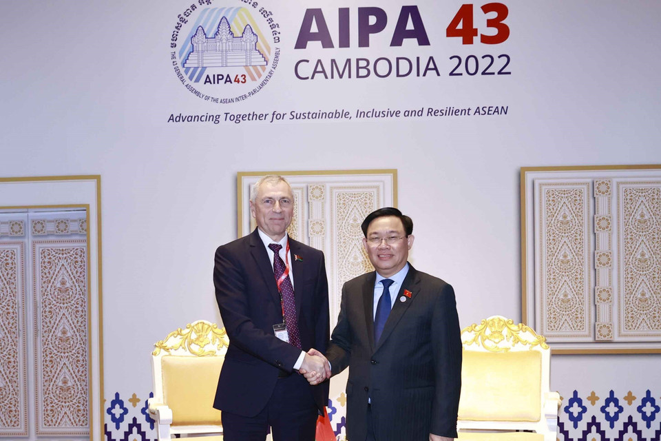 Chủ tịch Quốc hội Vương Đình Huệ gặp Phó Chủ tịch Hạ viện Belarus Valeri Mitskevich. (Ảnh: Doãn Tấn/TTXVN)