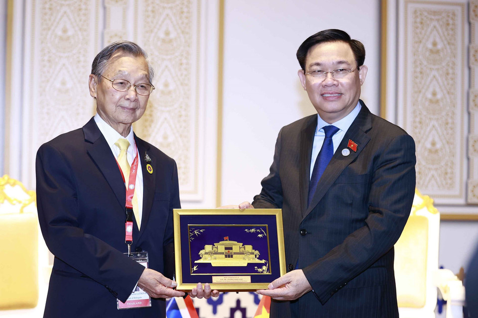 Chủ tịch Quốc hội Vương Đình Huệ trao vật phẩm lưu niệm tặng Chủ tịch Hạ viện Thái Lan Chuan Leekpai. (Ảnh: Doãn Tấn/TTXVN)
