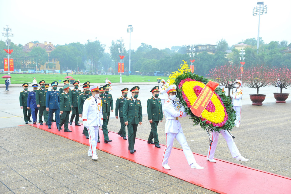 Đoàn đại biểu Quân ủy Trung ương - Bộ Quốc phòng viếng Lăng Chủ tịch Hồ Chí Minh. (Ảnh: Minh Đức/TTXVN)